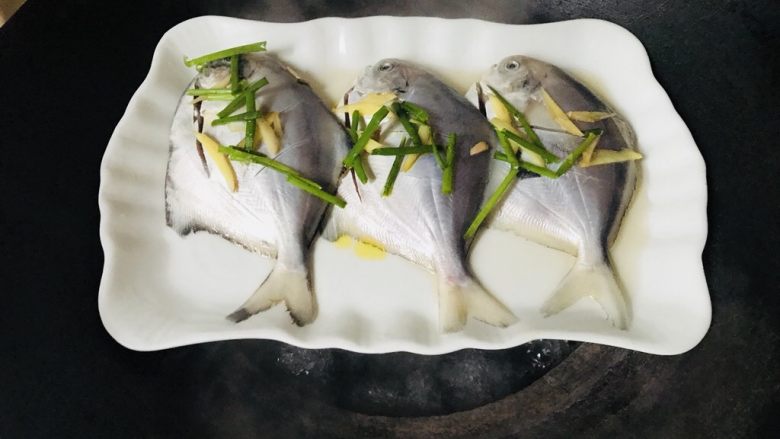 清蒸鲳鳊鱼,锅中水烧开后，放入蒸20分钟左右
