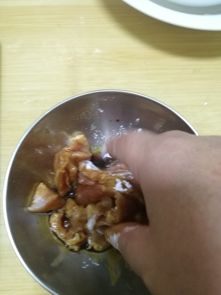 黄瓜肉片,用手抓拌均匀，上浆