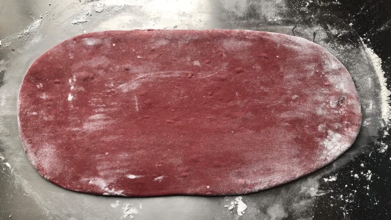 中式圣诞卷-一次发酵,将松弛好之后的红色面团擀成长方形