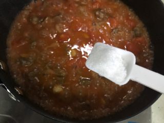 茄汁仙贝牛排丁,加一小勺细盐，翻炒均匀，即可