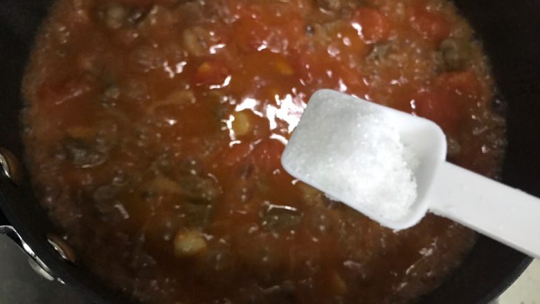 茄汁仙贝牛排丁,加一小勺细盐，翻炒均匀，即可