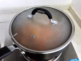 茄汁仙贝牛排丁,盖上锅盖，转小火，焖煮2分钟