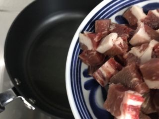 茄汁仙贝牛排丁,待锅内油七分热时，下牛肉