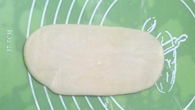 芝麻酥饼,将面团擀成椭圆形。