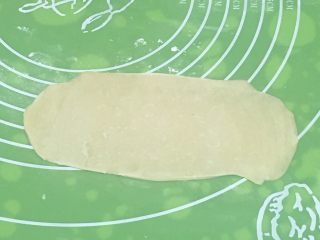 芝麻酥饼,再将面团擀成椭圆形。