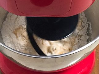 芝麻酥饼,启动厨师机揉面10分钟。