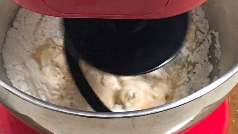 芝麻酥饼,启动厨师机揉面10分钟。