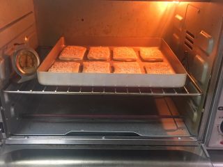 芝麻酥饼,烤箱预热至180度，金盘送入中层，烤制20分钟。