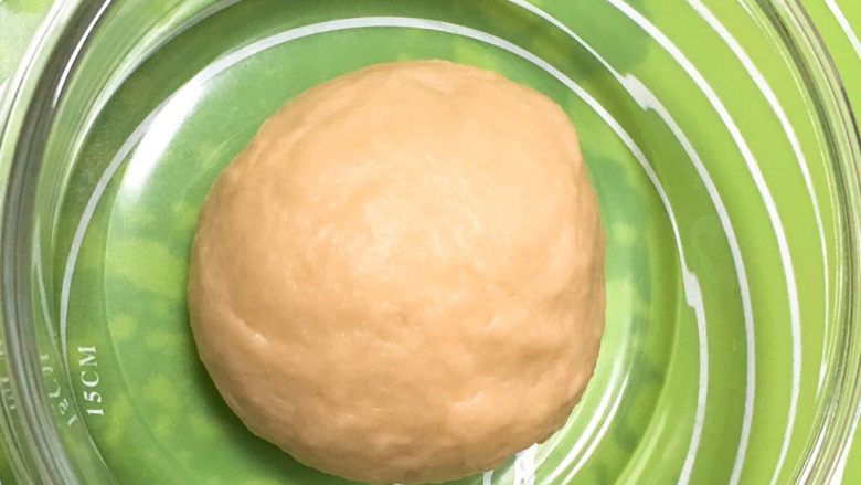 芝麻酥饼,整理一下，滚圆放入玻璃碗中，盖上保鲜膜静置30分钟。