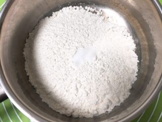 芝麻酥饼,油酥的做法，低筋粉中加入盐。