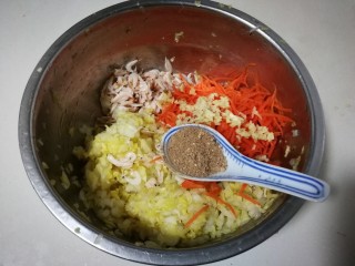 虾皮胡萝卜白菜饺子,放入两勺香菇粉