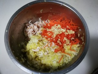 虾皮胡萝卜白菜饺子,胡萝卜，虾皮，姜末一起放到盆中
