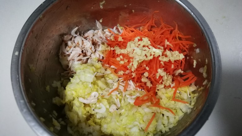 虾皮胡萝卜白菜饺子,胡萝卜，虾皮，姜末一起放到盆中
