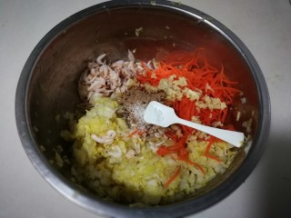虾皮胡萝卜白菜饺子,放入一小勺盐