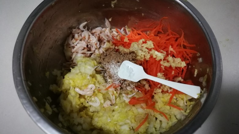 虾皮胡萝卜白菜饺子,放入一小勺盐