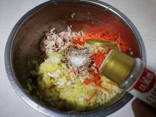 虾皮胡萝卜白菜饺子,放入少许白胡椒粉