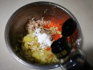 虾皮胡萝卜白菜饺子,放入两勺香油