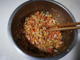 虾皮胡萝卜白菜饺子,拌匀