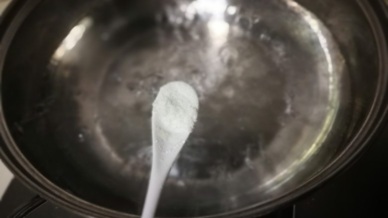 虾皮胡萝卜白菜饺子,锅中水开放入一小勺盐
