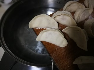 虾皮胡萝卜白菜饺子,放入水饺
