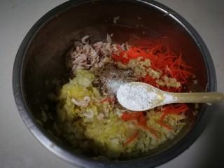 虾皮胡萝卜白菜饺子,放入三勺玉米淀粉