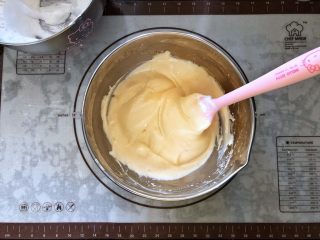 圣诞咖啡奶油蛋糕,11、用刮刀或者蛋抽以切拌、从2点钟往8点钟方向由下往上翻拌的方式，将蛋糕糊混合均匀，混合到看不见蛋白即可。