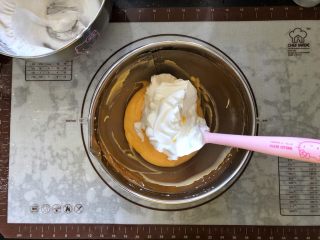 圣诞咖啡奶油蛋糕,10、取一半的棉花糖蛋白霜加入到蛋黄糊中。