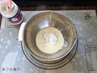 圣诞咖啡奶油蛋糕,17、现在开始打发fluff 奶油。将fluff 棉花糖、淡奶油倒入打蛋盆中。
