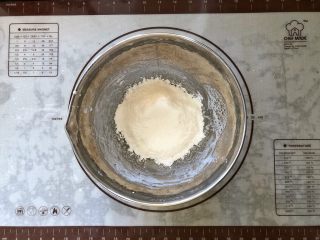 圣诞咖啡奶油蛋糕,4、筛入低筋面粉。