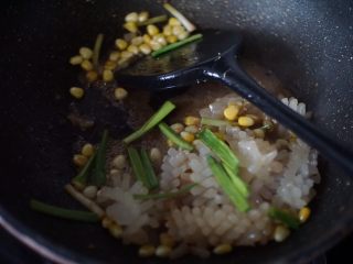 爆炒鱿鱼花,最后把所有的蒜叶放入翻炒均匀后倒入西兰花上即可