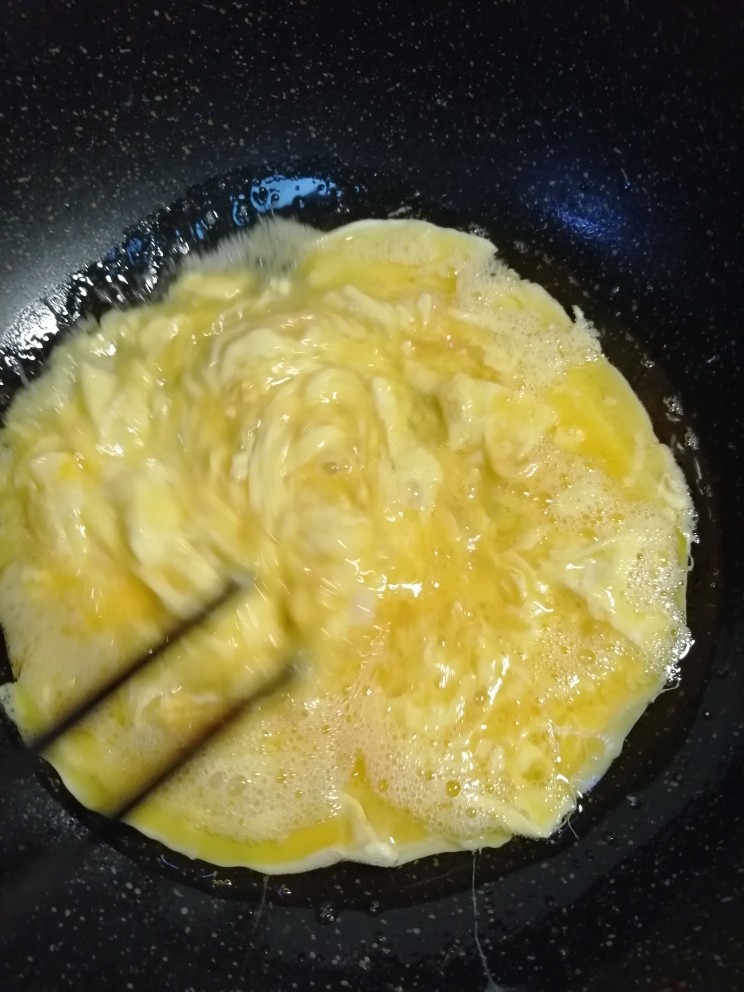 三鲜饺子（包子馅）,热锅放多一点油炒鸡蛋，鸡蛋要搅碎一点