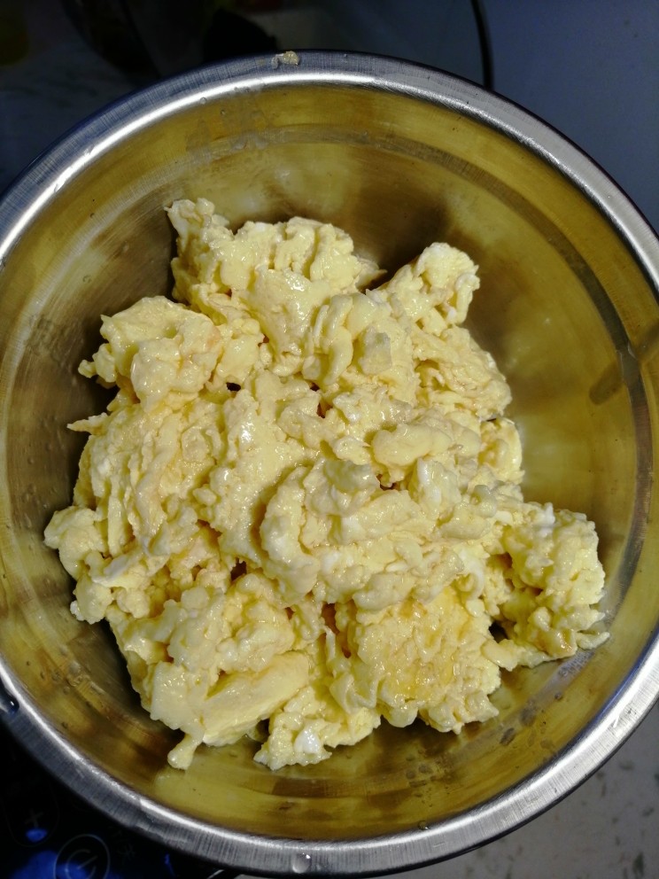 三鲜饺子（包子馅）,炒熟的鸡蛋盛出备用