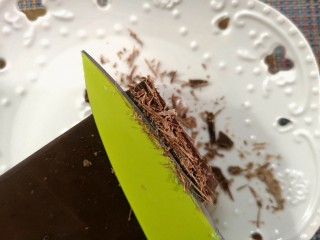 圣诞巧克力,趁着巧克力还比较硬的时候，用刀在原味巧克力上斜向切割出碎屑