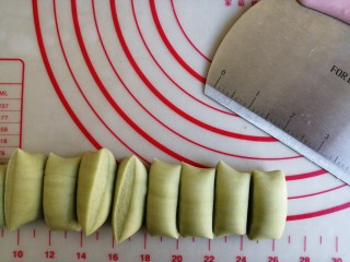 圣诞花环馒头,绿色面团搓成长条，切成18份，每份大概15克