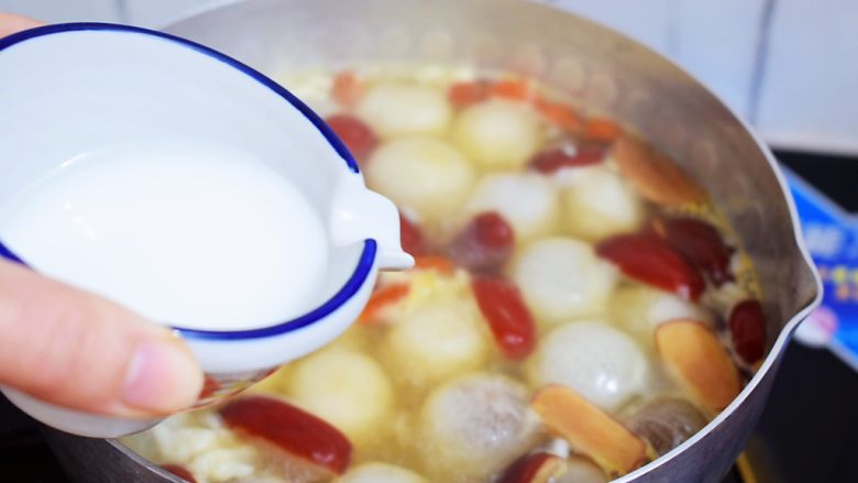 红枣枸杞酒酿汤圆,以画圈的方式淋入水淀粉