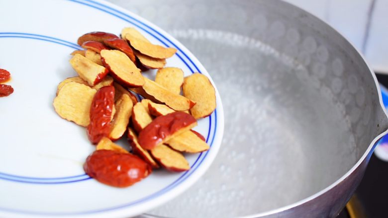红枣枸杞酒酿汤圆,锅中烧开水，放入红枣煮5分钟