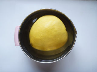蜂蜜柚子茶,首先用盐将柚子皮仔细搓洗几遍，再在盐水中浸泡20分钟