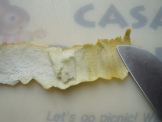 蜂蜜柚子茶,柚子泡完以后削皮，尽量削薄一些，可以用小刀把白色部分削干净一些。