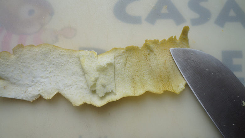 蜂蜜柚子茶,柚子泡完以后削皮，尽量削薄一些，可以用小刀把白色部分削干净一些。