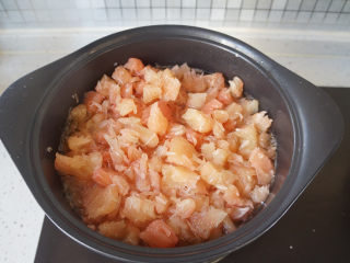 蜂蜜柚子茶,时间到了以后放入柚子肉一起煮，需要不时搅拌，以免糊锅。