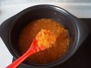 蜂蜜柚子茶,一直煮到柚子皮透明，水分减少，变得粘稠。颜色也变深了，就可以关火了。