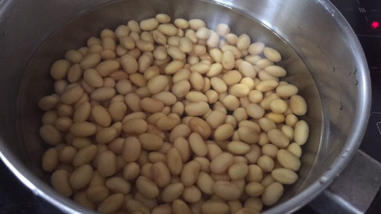 金灿灿的蜜黄豆,泡好的黄豆倒入锅中，加水，水面离黄豆约3CM左右；
