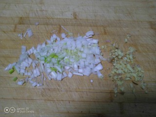 猪肉芹菜水煎包,葱、姜切碎。