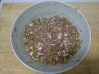 猪肉芹菜水煎包,馅料所有材料放入碗中，搅拌均匀。