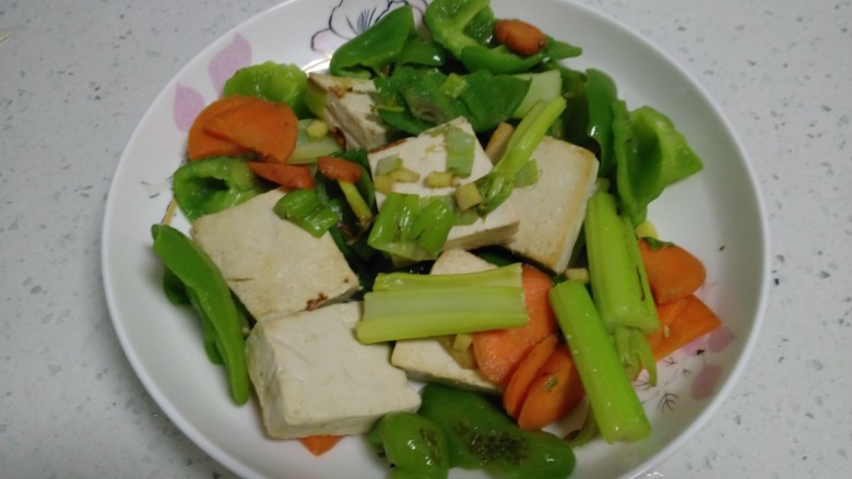 清炒豆腐菜椒,盛入盘中。
