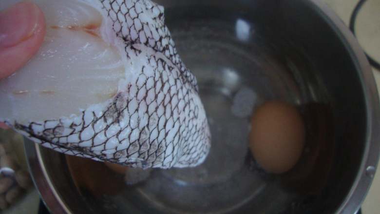 西班牙：橙腌鳕鱼沙拉,鸡蛋洗净表面，和鳕鱼一起煮熟，放凉