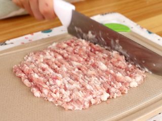 家常饺子,猪肉剁碎
tips：猪肉最好选用三分肥七分瘦的五花肉剁成肉馅，纯瘦肉的饺子做出来会比较干，宝宝通常不太喜欢吃。
