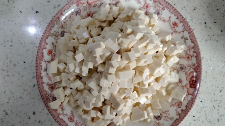 中和汤,龙湾豆腐切丁（要用老豆腐。不易碎）。