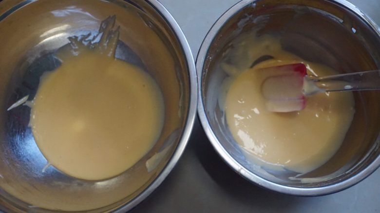圣诞蛋糕卷,然后加入面粉用刮刀搅拌至无颗粒状，将蛋黄糊分2等份