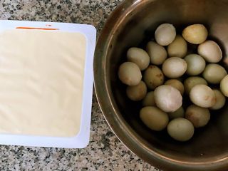 鹌鹑蛋皮蛋豆腐,准备原材料鹌鹑蛋皮蛋和内脂豆腐一块备用